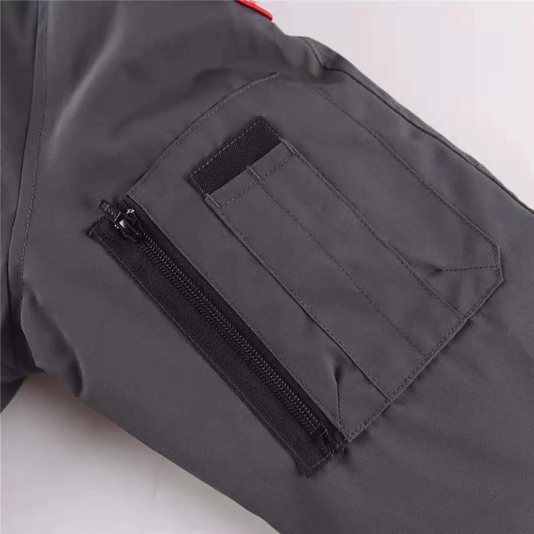 P780 with dust bag) Canada Goose Canada Goose #Chilliwack 7999M bomber jacket short down jacket ➖ Genuine synchronous anti-counterfeiting chip sensor! ➖ Imported 21-count polyester-cotton blended original fabric [last year’s 16-count/18-count hard fabrics have been completely eliminated, this year all use 21-count genuine synchronous fabrics, the soft mid-strap feels delicate and textured], genuine synchronous Feather-Light 10D waterproof coating fabric, made of 84.5 polyester fiber and 15.5 cotton, 100% the best feel in the entire network! ➖ The genuine official website is synchronized with the national standard 80 white duck down, you can check the official website customer service, there will never be a series of misleading claims such as 90 down or goose down! ➖ Using the best nylon lining with double double-layer sealing design, velvet-proof No. 7 needle + grid-filled down ready-made garments, there is 100% no so-called velvet running! ➖ The cuffs are designed with thickened seamless threads, and the collar and pockets are lined with top-quality polar fleece to keep you warm and comfortable! ➖ Yoshida YKK provides original custom-made electroplated sliders. YKK two-way lockable zippers are tight and smooth and will not peel off paint! ➖ 3M composite guarantees that the Velcro is the same as the original, durable, and all accessories and hardware are custom-made! ➖ Imported BEHRINGER embroidery machine to customize the 10,000-needle embroidery logo, 98% of which can be reproduced to restore the original logo. You can check and compare on the official website! 01 models for men and women SIZE: XS S M L XL XXL